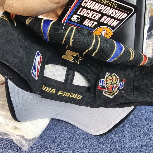 Starter Chicago Bulls 1998 Finals Champion Locker Room Bundle Hat Towel T-Shirt - Picture 5 of 13